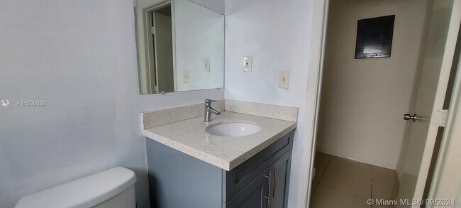 Foto del edificio - 402 Phippen Waiters Rd
