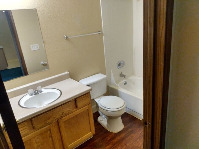 Building Photo - 1 bedroom 1 bathroom bottom floor downstai...