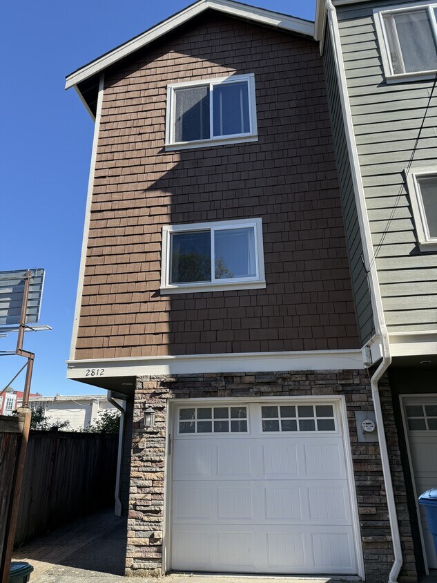 Foto principal - 2812 E Spring St