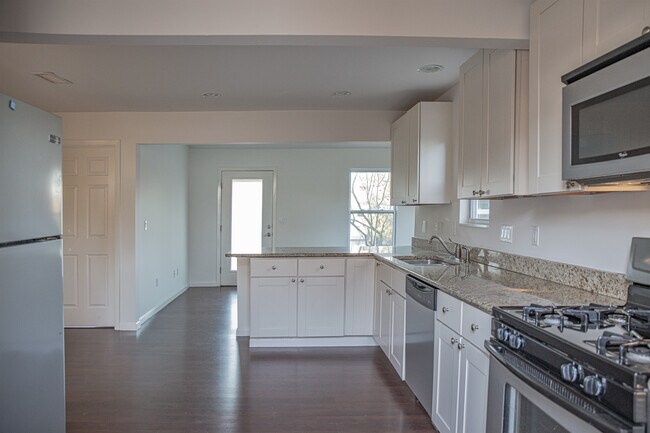 Kitchen - 2101 E 10th St