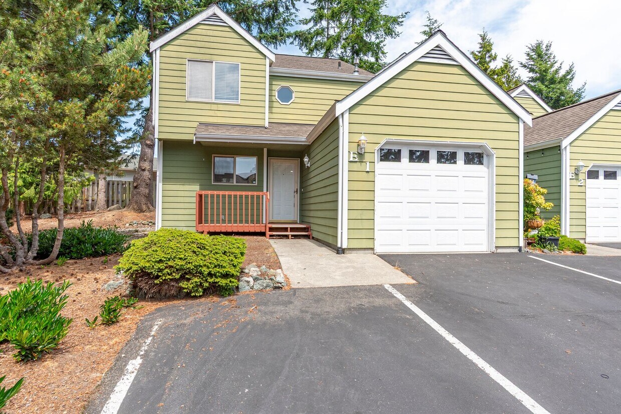 Foto principal - 3 Bedroom and 2.5 Bath End Unit Townhouse