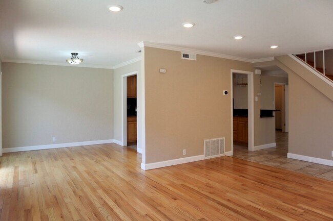 Building Photo - Gorgeous 4-bedroom home with pool – Lakesh...