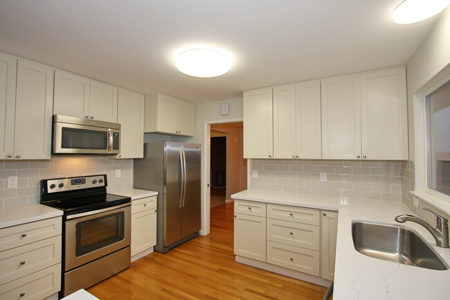 Building Photo - 1109 Murchison Dr