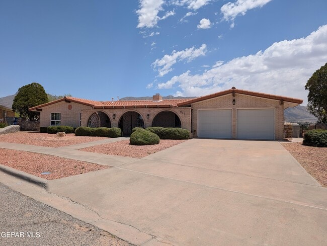Building Photo - 612 Somerset Dr
