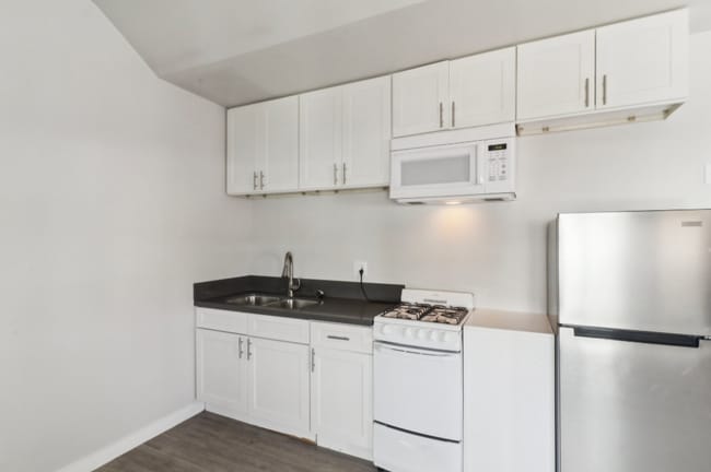 Building Photo - Experience Coastal Living -  Charming Studio Cottage Just a Stroll from Ocean Beach!