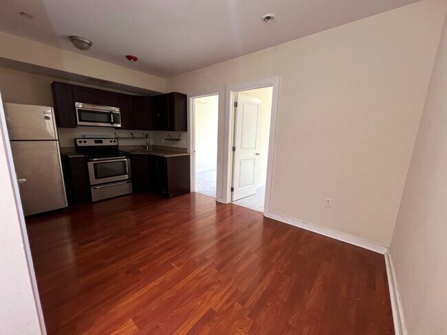 Sala de estar y cocina - 1704 Cecil B Moore Ave