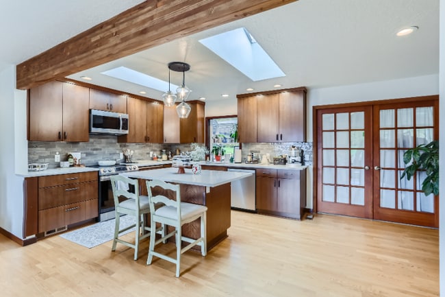 Building Photo - 6106 SE Riverside Dr