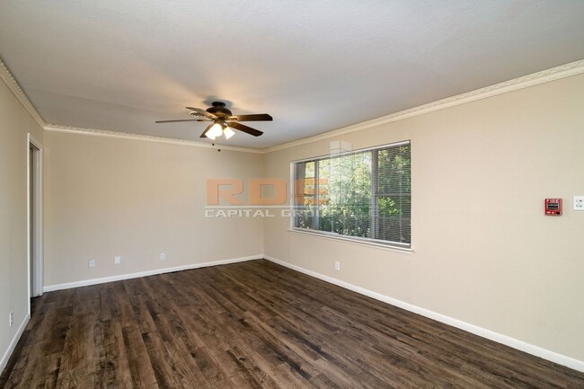 Building Photo - Spacious 4-bedroom, 2-bathroom home locate...