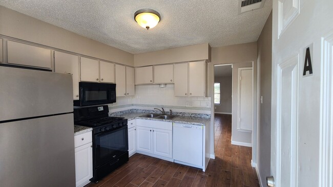 Building Photo - 1600 W Braker Ln