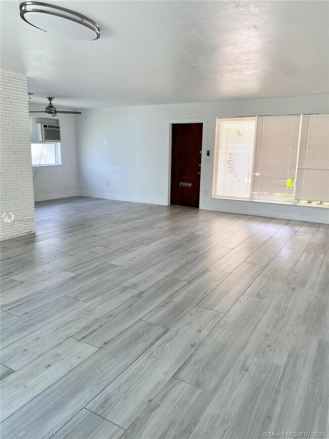 Foto del edificio - 9240 Harding Ave