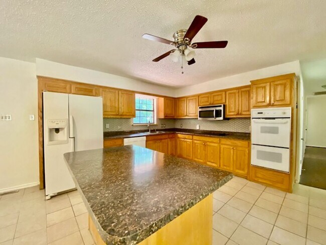Foto del edificio - 3 bedroom, 2.5 Bath in Forest Oaks (Near Forest Hills)