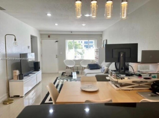 Foto del edificio - 677 NE 24th St