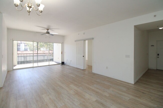 Foto del edificio - **RARELY AVAILIBLE 3 BED/2 BATH CONDO**FAIRWAY PRESERVE **NORTH NAPLES - GATED -***NEW FLOORS THR...