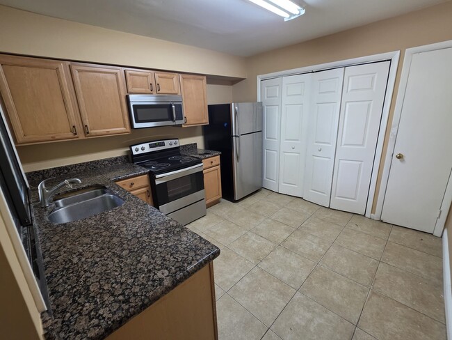 Foto del edificio - 4158 Pinelake Ln