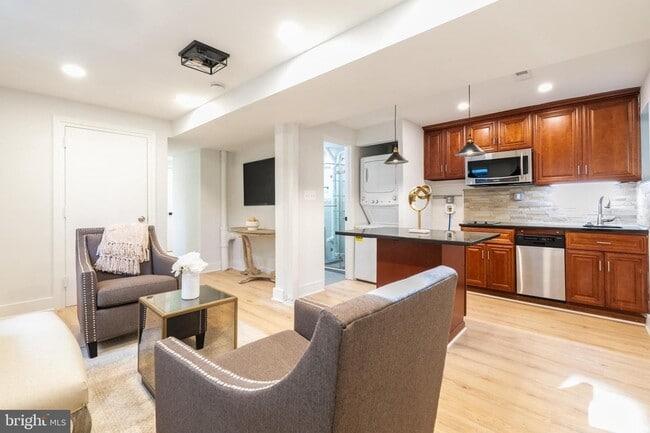 Building Photo - 113 Madison St NW