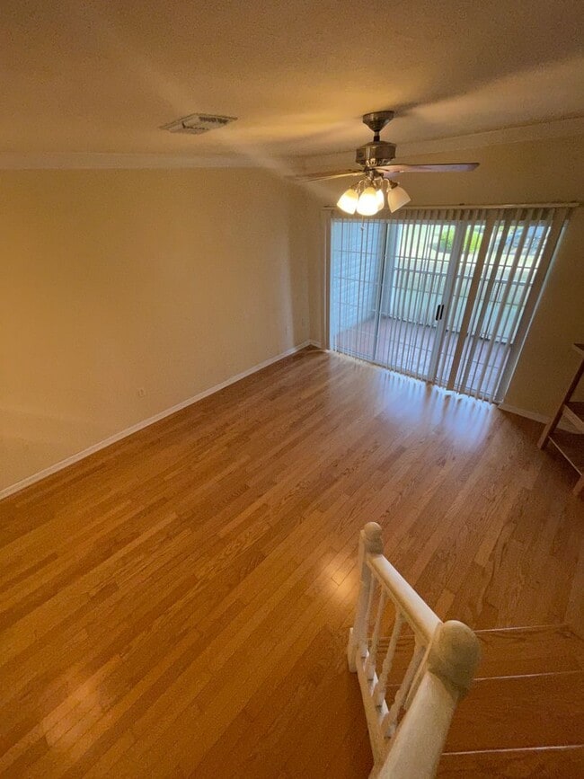 Building Photo - Beautiful 2 bedroom 2.5 bathroom townhome