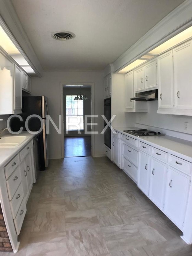 Building Photo - Large Home in Millcreek Subdivision!
