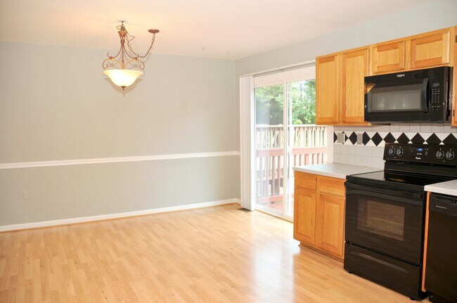 Foto del edificio - Charming End-Unit Townhouse in Mt. Airy Manor Community