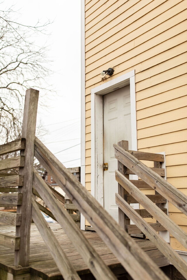 Building Photo - New On Market - 3 Bedroom, 1 Bathroom Duplex