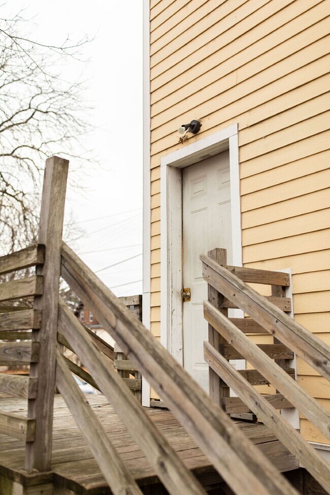 Foto del edificio - New On Market - 3 Bedroom, 1 Bathroom Duplex