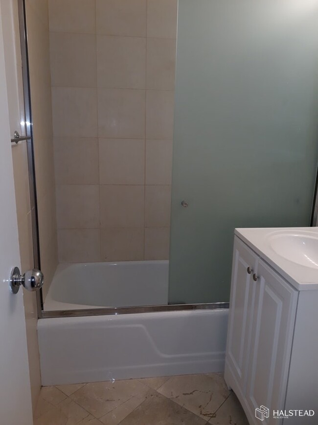 Building Photo - NO FEE + FREE RENT