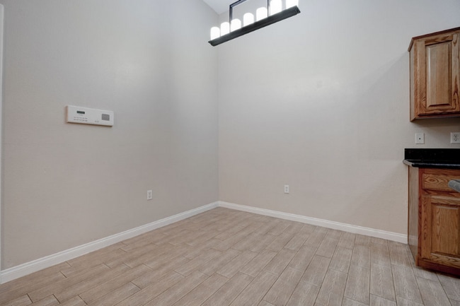 Building Photo - 2305 W Horizon Ridge Pkwy