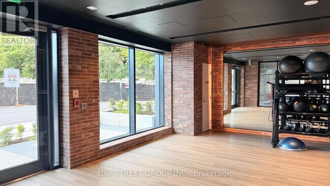 Photo du bâtiment - 4010 Eglinton Ave W