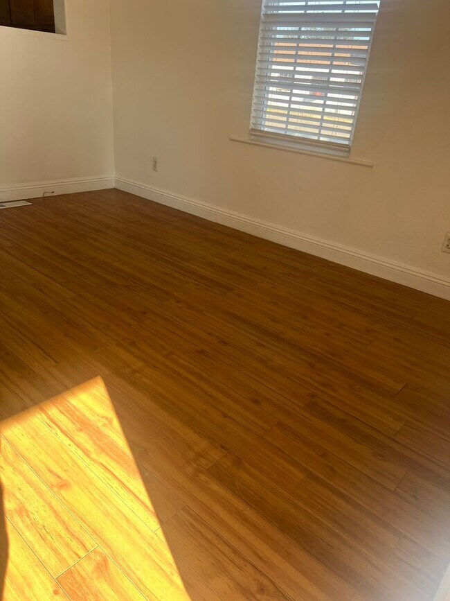 Foto del edificio - Beautiful 2 bedroom home with large detatched garage