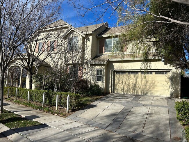 Building Photo - Beautiful 4 Bedroom, 3 Bath Mountain House...