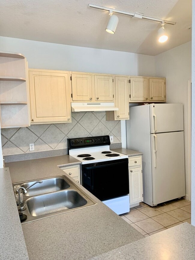 Foto del edificio - Updated 2/1 at Visconti, new carpet & paint, vaulted ceilings!