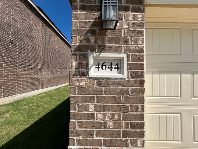 Foto del edificio - 4644 Benham Dr