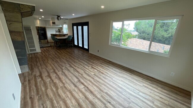 Sala de estar con vista a la cocina - 1320 Mohawk St