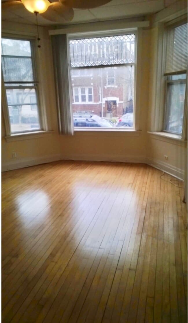 Building Photo - 1522 W Victoria St