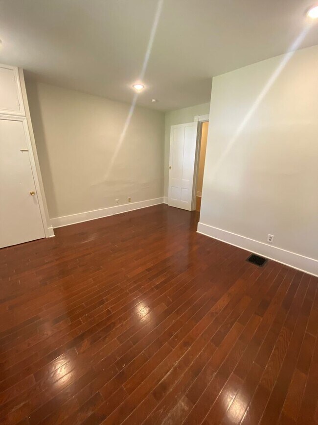 Building Photo - 1708
