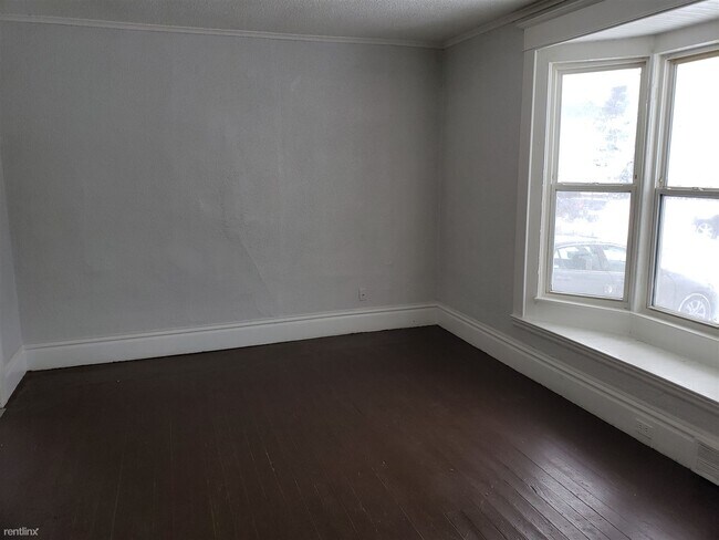 Building Photo - 2 br, 1 bath  - 119 Sutton St SW Upper unit