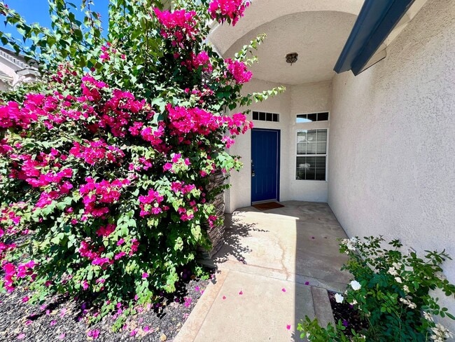 Building Photo - $2,495 International & Chestnut, 3 Bedroom...