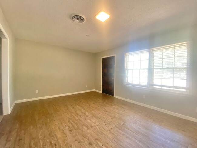 Building Photo - PRE-LEASING NOW - Great 3 bedroom 2 bath n...