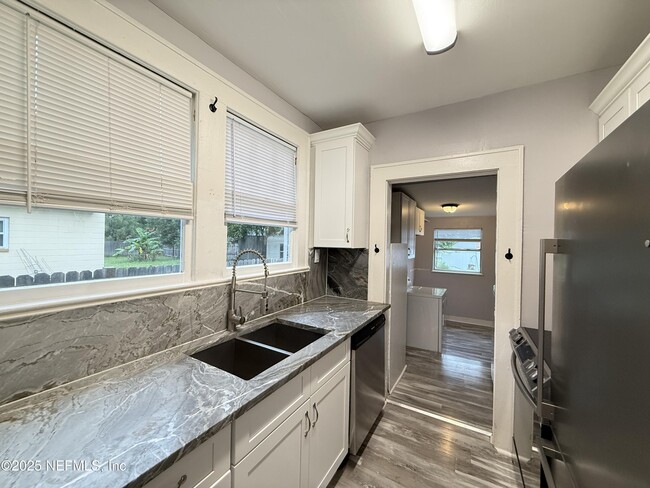 Foto del edificio - 4541 Woolman Ave