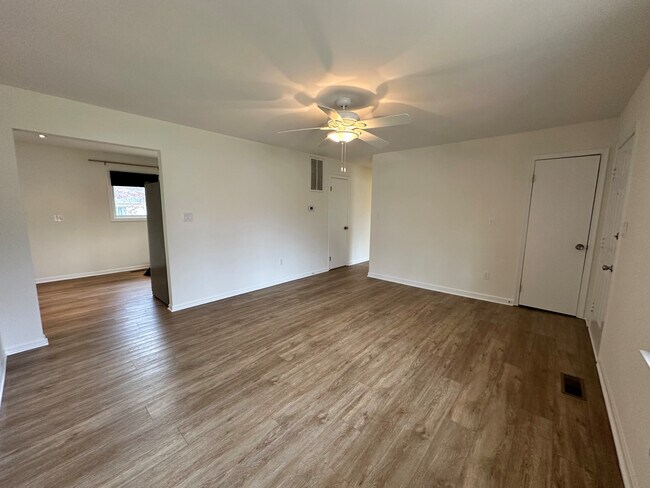 Foto del edificio - 310 Azalia Dr