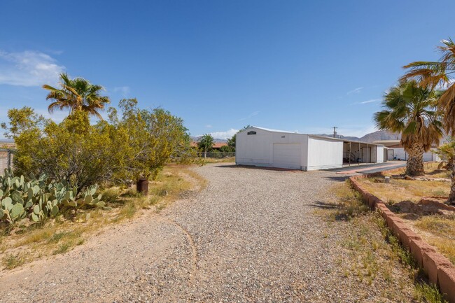 Building Photo - Home in Desert Springs