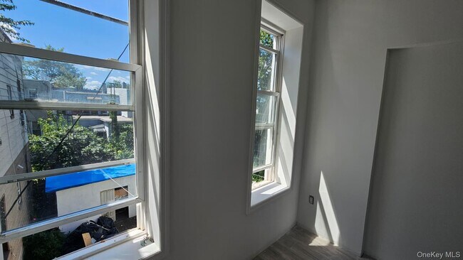 Foto del edificio - 60-80 54th Pl