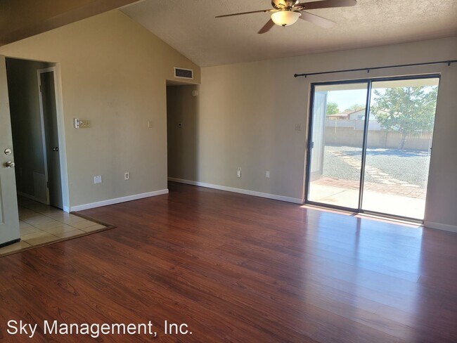 Building Photo - 2 br, 1.5 bath House - 924 Sunflower Drive SW