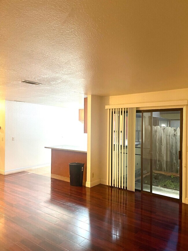 Foto del edificio - 8744 Fox Creek Dr