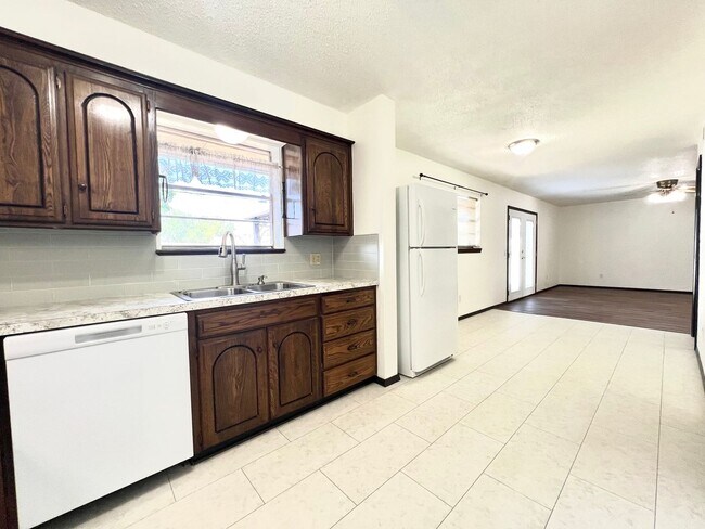 Building Photo - ?Spacious Home Near Tinker Airforce Base ?