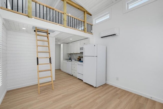 Building Photo - 204 Marlin St