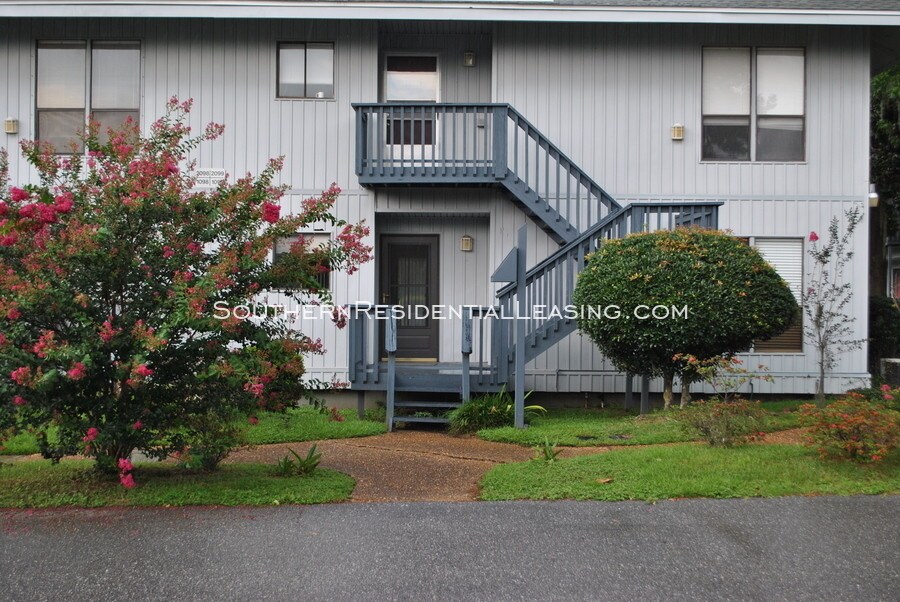 Primary Photo - Newly remodeled with new flooring and paint!