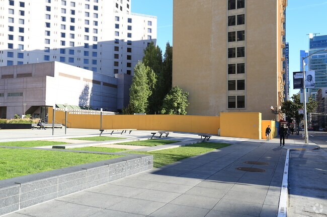 Building Photo - Four Seasons