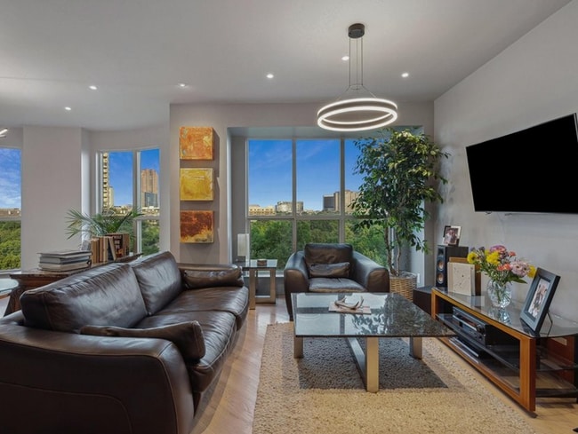 Foto del edificio - 3401 Lee Pkwy