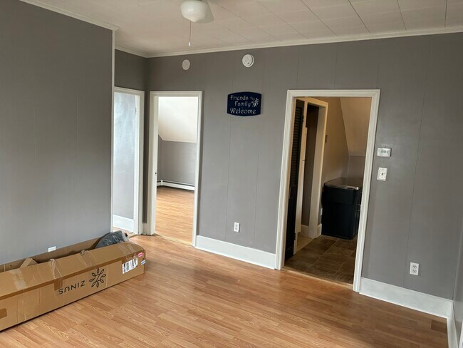 Building Photo - 223 England St