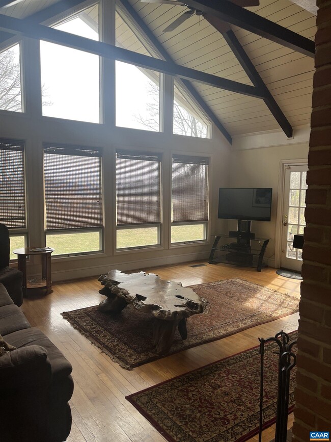 Foto del edificio - 7480 Happy Creek Rd